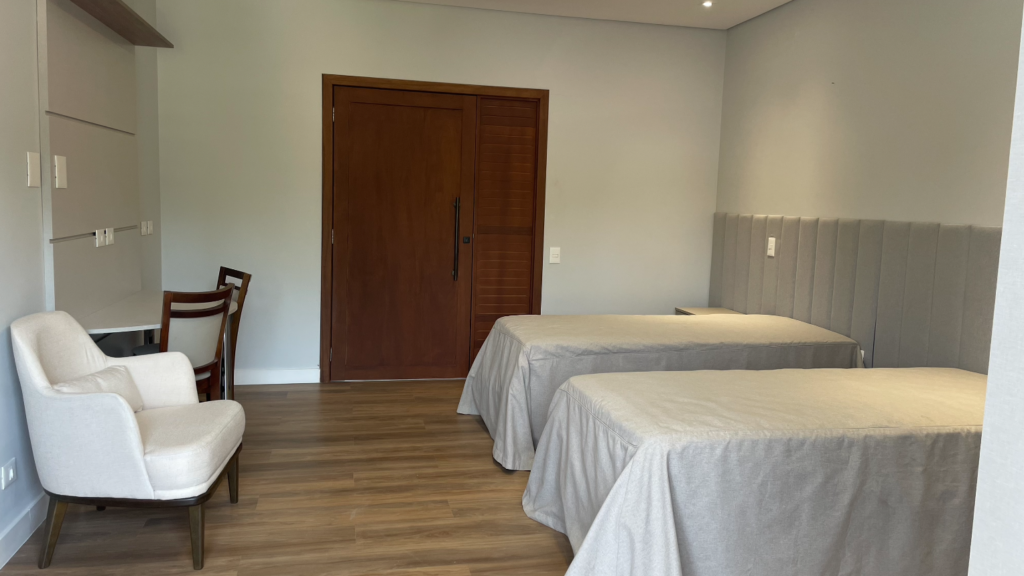 Quarto com duas camas de solteiro