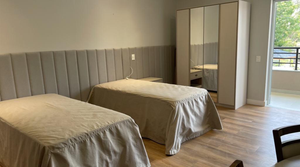 Quarto com duas camas de solteiro